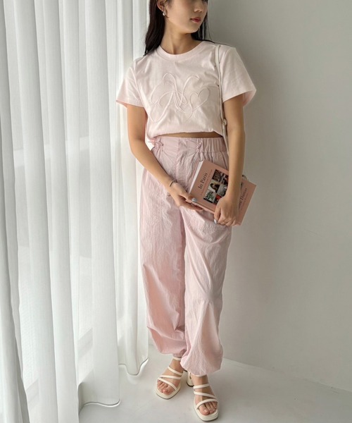 one after another NICE CLAUP（ワンアフターアナザーナイスクラップ）の「イニシャルビッグロゴ刺繍Tシャツ/リバイバル【ZOZO限定商品】（Tシャツ/カットソー・レディース・ピンク/アイボリー/ホワイト×ブラック/サックスブルー/チャコールグレー・FREE）」の14枚目の写真