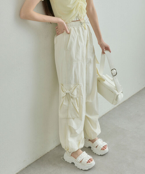 OLIVE des OLIVE（オリーブデオリーブ）の「映えカーゴパンツ（カーゴパンツ・レディース・イエロー/サックスブルー/オフホワイト・FREE）」の2枚目の写真