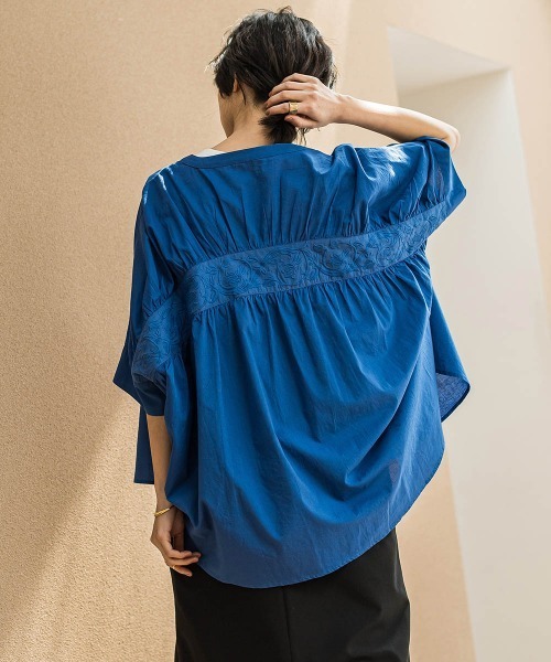 MAYSON GREY(メイソングレイ)の「キャンブリックバックギャザー刺繍ブラウス≪手洗い可能≫(シャツ/ブラウス・レディース・ブラック/オフホワイト/ネイビー/ベージュ・M)」の4枚目の写真
