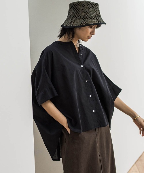 MAYSON GREY(メイソングレイ)の「キャンブリックバックギャザー刺繍ブラウス≪手洗い可能≫(シャツ/ブラウス・レディース・ブラック/オフホワイト/ネイビー/ベージュ・M)」の3枚目の写真