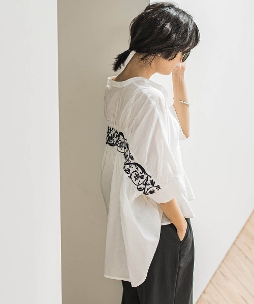 MAYSON GREY / メイソングレイ キャンブリックバックギャザー刺繍ブラウス≪手洗い可能≫ キャンブリックバックギャザー刺繍ブラウス≪手洗い可能