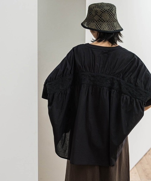 MAYSON GREY(メイソングレイ)の「キャンブリックバックギャザー刺繍ブラウス≪手洗い可能≫(シャツ/ブラウス・レディース・ブラック/オフホワイト/ネイビー/ベージュ・M)」の5枚目の写真