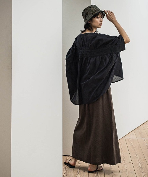 MAYSON GREY(メイソングレイ)の「キャンブリックバックギャザー刺繍ブラウス≪手洗い可能≫(シャツ/ブラウス・レディース・ブラック/オフホワイト/ネイビー/ベージュ・M)」の7枚目の写真