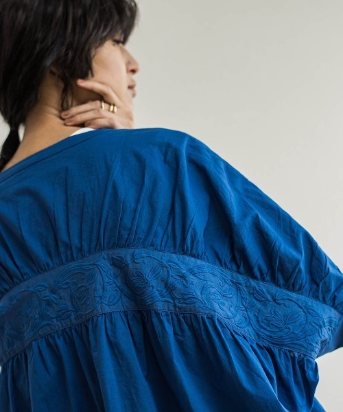MAYSON GREY(メイソングレイ)の「キャンブリックバックギャザー刺繍ブラウス≪手洗い可能≫(シャツ/ブラウス・レディース・ブラック/オフホワイト/ネイビー/ベージュ・M)」の12枚目の写真
