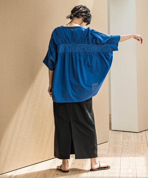MAYSON GREY(メイソングレイ)の「キャンブリックバックギャザー刺繍ブラウス≪手洗い可能≫(シャツ/ブラウス・レディース・ブラック/オフホワイト/ネイビー/ベージュ・M)」の15枚目の写真