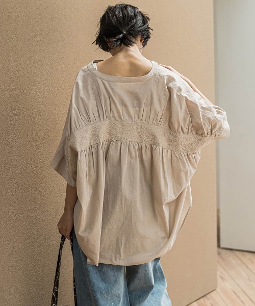 MAYSON GREY(メイソングレイ)の「キャンブリックバックギャザー刺繍ブラウス≪手洗い可能≫(シャツ/ブラウス・レディース・ブラック/オフホワイト/ネイビー/ベージュ・M)」の17枚目の写真