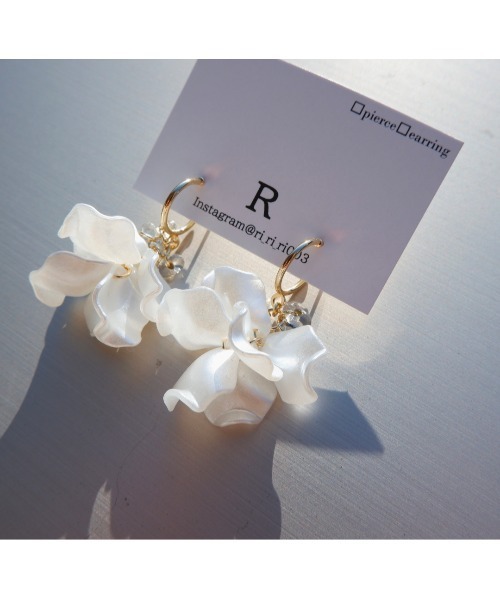 R】802 ホワイトパールフラワー フープピアス(MA)（ピアス（両耳