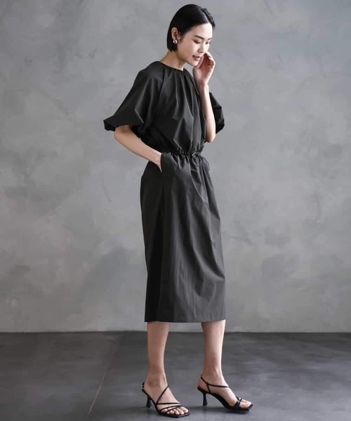 MICHEL KLEIN（ミッシェル・クラン）の「[機能性素材]スピンドルデザインワンピース（ワンピース・レディース・ライトグレー/チャコールグレー・38）」の2枚目の写真