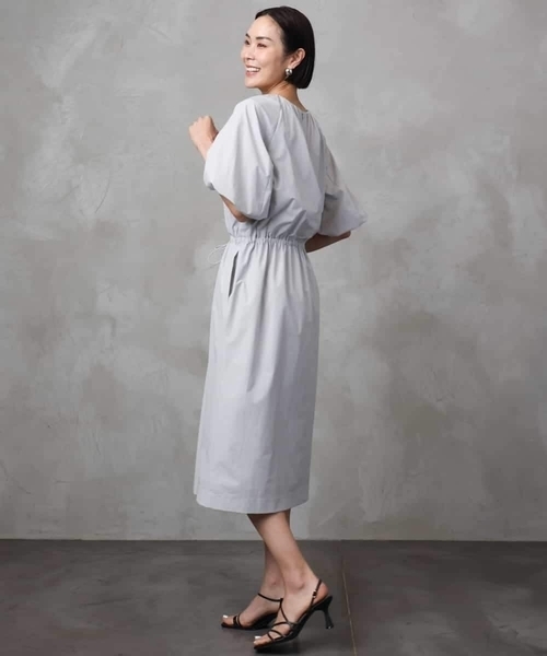 MICHEL KLEIN（ミッシェル・クラン）の「[機能性素材]スピンドルデザインワンピース（ワンピース・レディース・ライトグレー/チャコールグレー・38）」の3枚目の写真