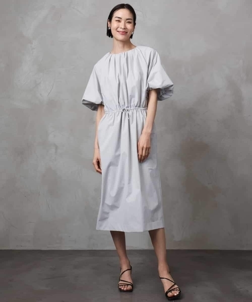 MICHEL KLEIN（ミッシェル・クラン）の「[機能性素材]スピンドルデザインワンピース（ワンピース・レディース・ライトグレー/チャコールグレー・38）」の4枚目の写真