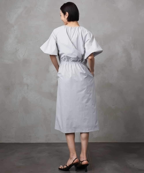 MICHEL KLEIN（ミッシェル・クラン）の「[機能性素材]スピンドルデザインワンピース（ワンピース・レディース・ライトグレー/チャコールグレー・38）」の5枚目の写真