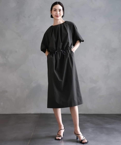 MICHEL KLEIN（ミッシェル・クラン）の「[機能性素材]スピンドルデザインワンピース（ワンピース・レディース・ライトグレー/チャコールグレー・38）」の6枚目の写真