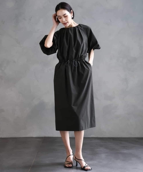 MICHEL KLEIN（ミッシェル・クラン）の「[機能性素材]スピンドルデザインワンピース（ワンピース・レディース・ライトグレー/チャコールグレー・38）」の8枚目の写真