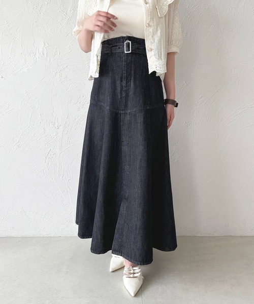 apres jour（アプレジュール）の「ベルトヨークフレアデニムスカート【ZOZOTOWN限定アイテム】（デニムスカート・レディース・インディゴブルー/ブラック・マルチサイズ）」の4枚目の写真