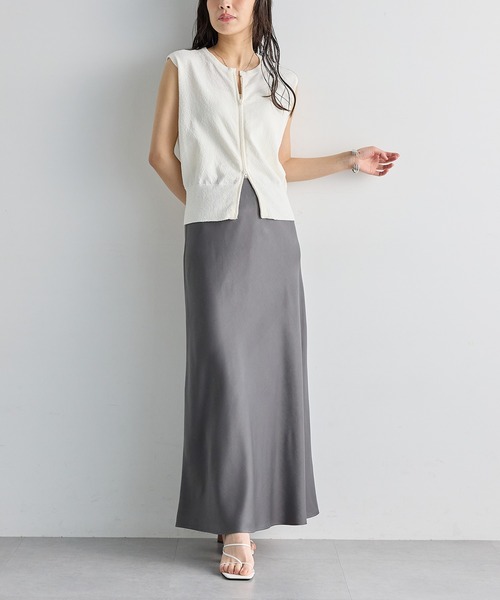 for/c（フォーシー）の「サテンAラインスカート【サスティナブル】（スカート・レディース・チャコール/ブラック/カーキ・M/LL/L）」の2枚目の写真