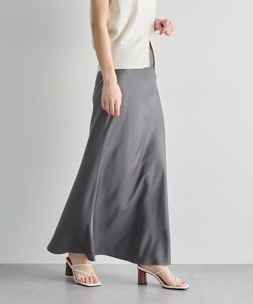 for/c（フォーシー）の「サテンAラインスカート【サスティナブル】（スカート・レディース・チャコール/ブラック/カーキ・M/LL/L）」の9枚目の写真
