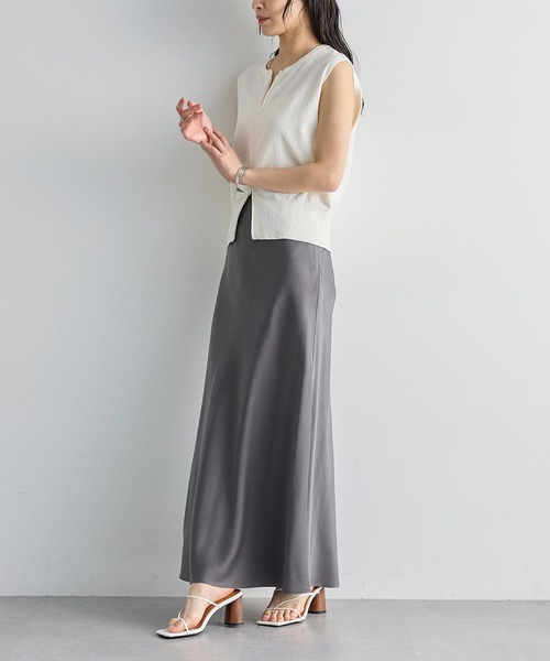 for/c（フォーシー）の「サテンAラインスカート【サスティナブル】（スカート・レディース・チャコール/ブラック/カーキ・M/LL/L）」の14枚目の写真