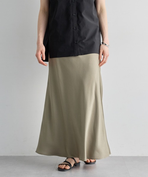 for/c（フォーシー）の「サテンAラインスカート【サスティナブル】（スカート・レディース・チャコール/ブラック/カーキ・M/LL/L）」の15枚目の写真