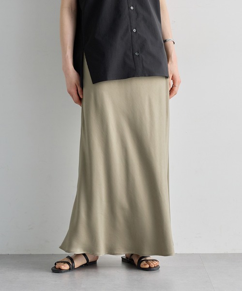 for/c（フォーシー）の「サテンAラインスカート【サスティナブル】（スカート・レディース・チャコール/ブラック/カーキ・M/LL/L）」の16枚目の写真