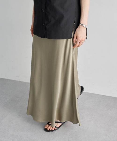 for/c（フォーシー）の「サテンAラインスカート【サスティナブル】（スカート・レディース・チャコール/ブラック/カーキ・M/LL/L）」の17枚目の写真