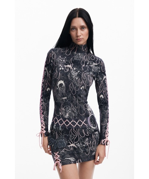 Desigual(デシグアル)の「【Desigual×Maria Escote】ゴシック柄ハイネックレースアップミニドレス(ワンピース・レディース・ブラック・XS/S/M/L/XL)」の4枚目の写真