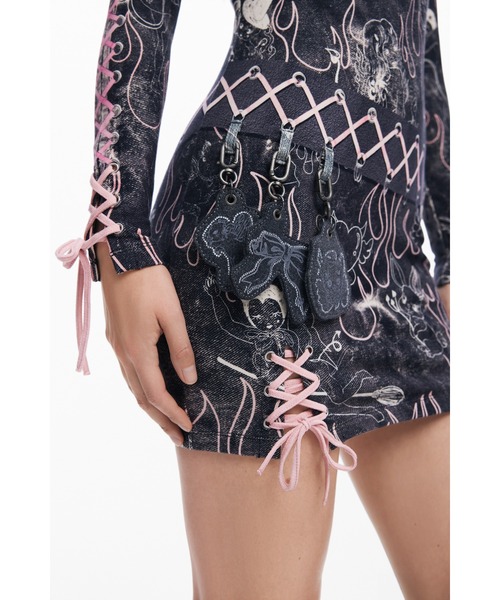 Desigual(デシグアル)の「【Desigual×Maria Escote】ゴシック柄ハイネックレースアップミニドレス(ワンピース・レディース・ブラック・XS/S/M/L/XL)」の8枚目の写真