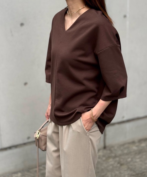 Emma Taylor(エマテイラー)の「【着るだけで抜け感演出!】ライトダンボール抜き衿ハーフスリーブプルオーバー(Tシャツ/カットソー・レディース・グレイッシュベージュ/ブラウン/ホワイト/ネイビー/ブラック・FREE)」の22枚目の写真