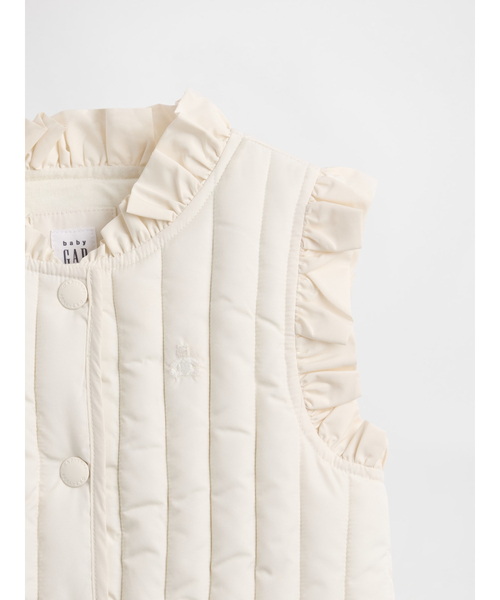 GAP（ギャップ）の「キルティング ラッフルフリルトリミング ベスト(幼児・ベビー)（ベスト・キッズ・アイボリー・80ｃｍ/90cm/100cm/110cm/105cm/95cm）」の3枚目の写真