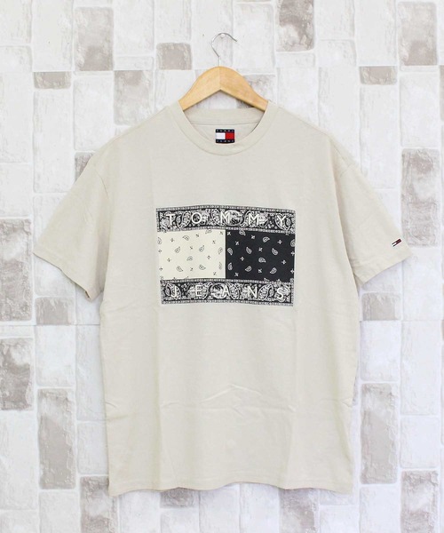 TOMMY HILFIGER(トミーヒルフィガー)の「TJM リラックス ペイズリー フラッグ Tシャツ TJM RLX PAISLEY FLAG TEE EXT(Tシャツ/カットソー・メンズ・ホワイト/ベージュ・L/XL/M)」の2枚目の写真