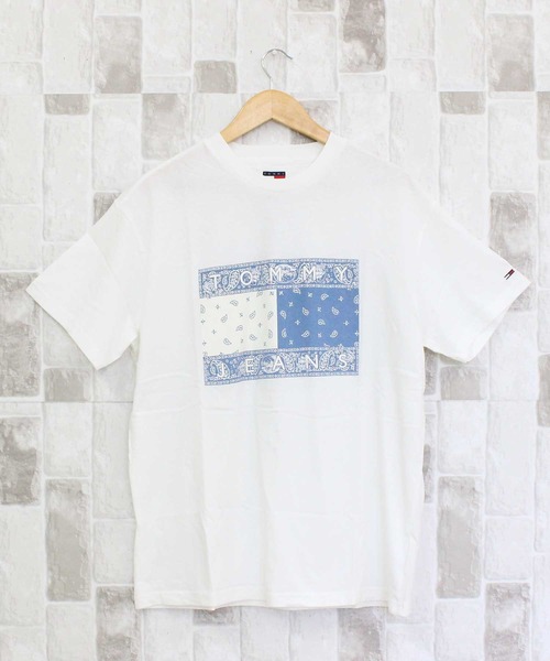 TOMMY HILFIGER(トミーヒルフィガー)の「TJM リラックス ペイズリー フラッグ Tシャツ TJM RLX PAISLEY FLAG TEE EXT(Tシャツ/カットソー・メンズ・ホワイト/ベージュ・L/XL/M)」の1枚目の写真