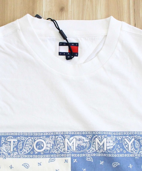 TOMMY HILFIGER(トミーヒルフィガー)の「TJM リラックス ペイズリー フラッグ Tシャツ TJM RLX PAISLEY FLAG TEE EXT(Tシャツ/カットソー・メンズ・ホワイト/ベージュ・L/XL/M)」の5枚目の写真