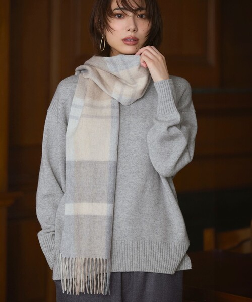 23区（ニジュウサンク）の「カシミヤ チェック マフラー（マフラー・レディース・グリーン系3/ベージュ系3/ブルー系3/イエロー系3/ピンク系3/レッド系3・F）」の2枚目の写真