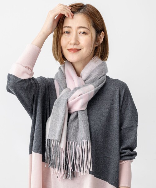 23区（ニジュウサンク）の「カシミヤ チェック マフラー（マフラー・レディース・グリーン系3/ベージュ系3/ブルー系3/イエロー系3/ピンク系3/レッド系3・F）」の5枚目の写真