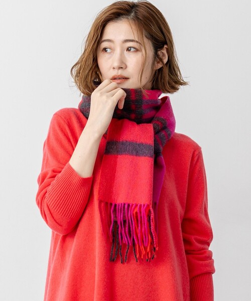 23区（ニジュウサンク）の「カシミヤ チェック マフラー（マフラー・レディース・グリーン系3/ベージュ系3/ブルー系3/イエロー系3/ピンク系3/レッド系3・F）」の6枚目の写真