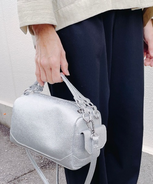 R-ISM(リズム)の「【ショルダーにもなる】ダブルハンドルボストンバッグ(ショルダーバッグ・レディース・ベージュ/ブラック/シルバー・FREE)」の3枚目の写真