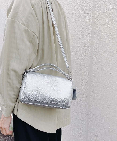 R-ISM(リズム)の「【ショルダーにもなる】ダブルハンドルボストンバッグ(ショルダーバッグ・レディース・ベージュ/ブラック/シルバー・FREE)」の5枚目の写真