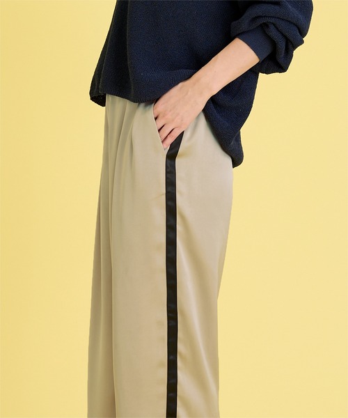 UR'S（ユアーズ）の「サテンラインワイドパンツ（その他パンツ・レディース・ブラック/ベージュ・S/M/L）」の5枚目の写真