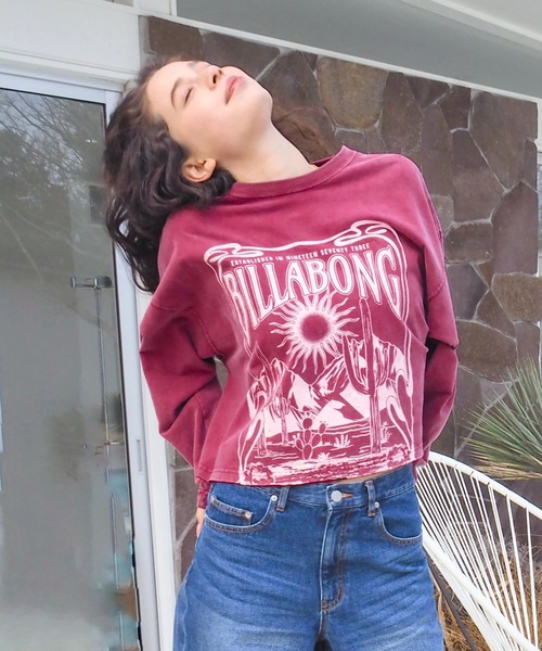 BILLABONG(ビラボン)の「BILLABONG レディース DESERT WANDERING LS ロンT 【WIDE LOOSE CROPPED】【2025年秋冬モデル】/ビラボンクロップド丈フロントプリント長袖ロンT(Tシャツ/カットソー・レディース・アイボリー/バーガンディー/オフホワイト・MEDIUM/LARGE)」の1枚目の写真