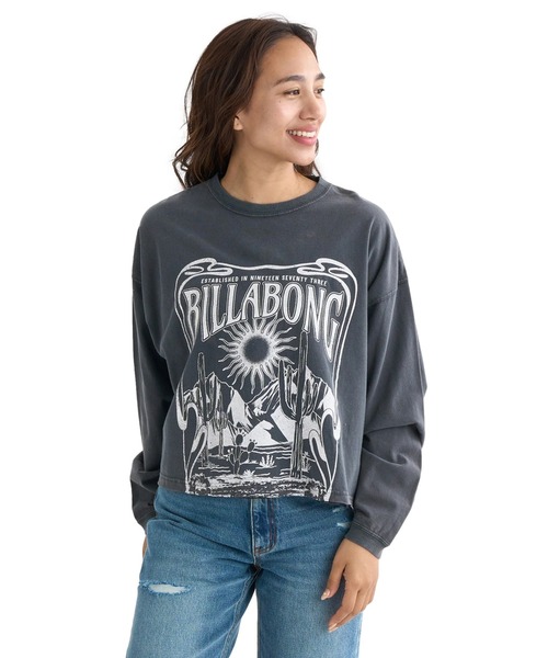 BILLABONG(ビラボン)の「BILLABONG レディース DESERT WANDERING LS ロンT 【WIDE LOOSE CROPPED】【2025年秋冬モデル】/ビラボンクロップド丈フロントプリント長袖ロンT(Tシャツ/カットソー・レディース・アイボリー/バーガンディー/オフホワイト・MEDIUM/LARGE)」の2枚目の写真