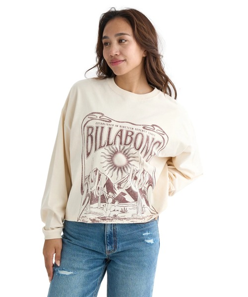 BILLABONG(ビラボン)の「BILLABONG レディース DESERT WANDERING LS ロンT 【WIDE LOOSE CROPPED】【2025年秋冬モデル】/ビラボンクロップド丈フロントプリント長袖ロンT(Tシャツ/カットソー・レディース・アイボリー/バーガンディー/オフホワイト・MEDIUM/LARGE)」の3枚目の写真