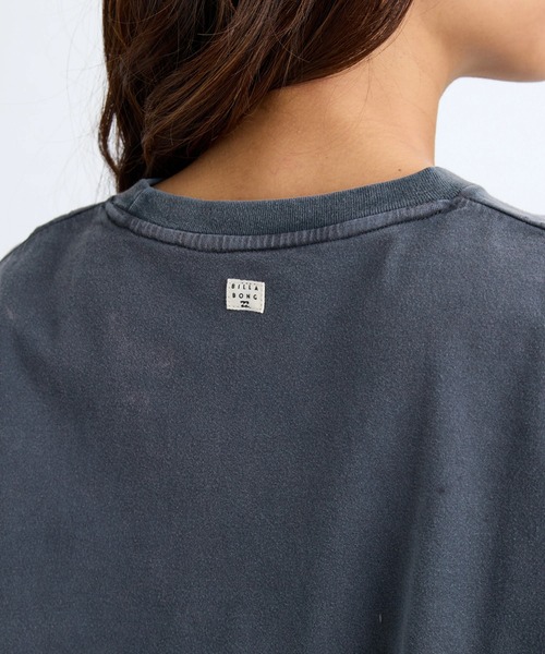 BILLABONG(ビラボン)の「BILLABONG レディース DESERT WANDERING LS ロンT 【WIDE LOOSE CROPPED】【2025年秋冬モデル】/ビラボンクロップド丈フロントプリント長袖ロンT(Tシャツ/カットソー・レディース・アイボリー/バーガンディー/オフホワイト・MEDIUM/LARGE)」の6枚目の写真