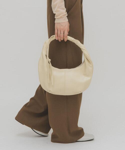 KBF（ケイビーエフ）の「ハンドルデザインサークルBAG（ハンドバッグ・レディース・アイボリー/ブラック・ONE）」の4枚目の写真