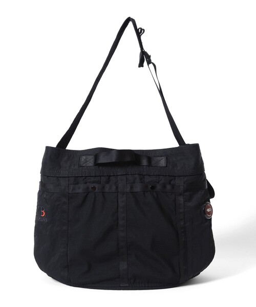 C.P. COMPANY（シーピーカンパニー）の「【別注】C.P. Company / Nylon Shoulder Bag（ショルダーバッグ・メンズ・ブラック・ONE SIZE）」の2枚目の写真