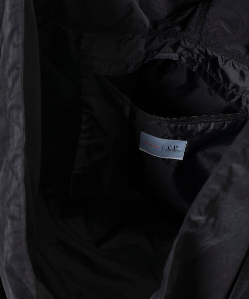 C.P. COMPANY（シーピーカンパニー）の「【別注】C.P. Company / Nylon Shoulder Bag（ショルダーバッグ・メンズ・ブラック・ONE SIZE）」の8枚目の写真