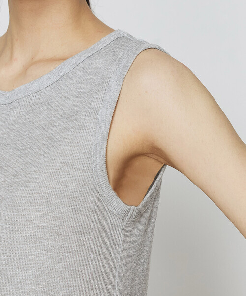 Gabardine K.T（ギャバジンケーティー）の「ラメテレコ タンクトップ（Tシャツ/カットソー・レディース・ベージュ/チャコールグレー/ライトグレー・9号/11号）」の15枚目の写真