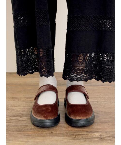 Samansa Mos2（サマンサ モスモス）の「ベロアストラップスニーカー（スニーカー・レディース・ブラック/レッド/モカ・M/L）」の4枚目の写真