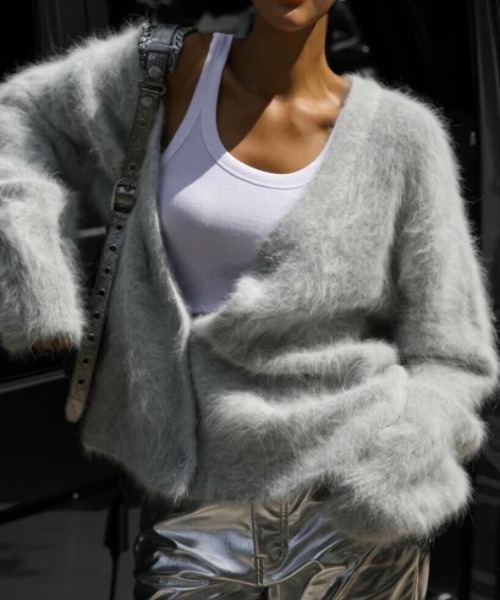 Dolce Fiora（ドルチェフィオラ）の「薄手で着ぶくれしにくいので肌寒い日の羽織にも、手触り感が気持ちいいつい触りたくなるシャギー二ットカーディガン（カーディガン/ボレロ・レディース・グレー/カーキ/ライトグレー・M）」の2枚目の写真