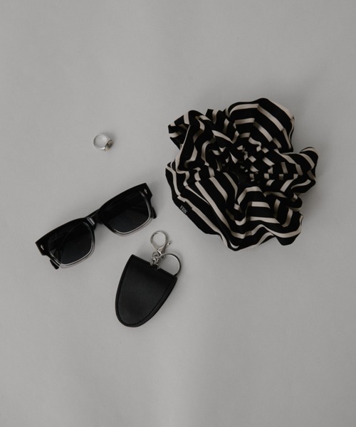 VION(ヴィオン)の「ミニマルサングラスホルダー / Minimal Sunglass Holder(その他小物・レディース・アイボリー/ブラック/イエロー・FREE)」の17枚目の写真