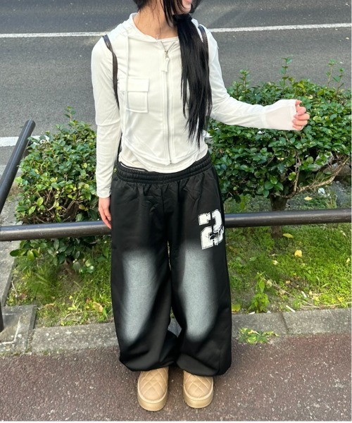 Vini(ヴィニ)の「ユニセックスイージーワイドスウェットパンツ(スウェットパンツ・レディース・ブラック・MEDIUM)」の2枚目の写真