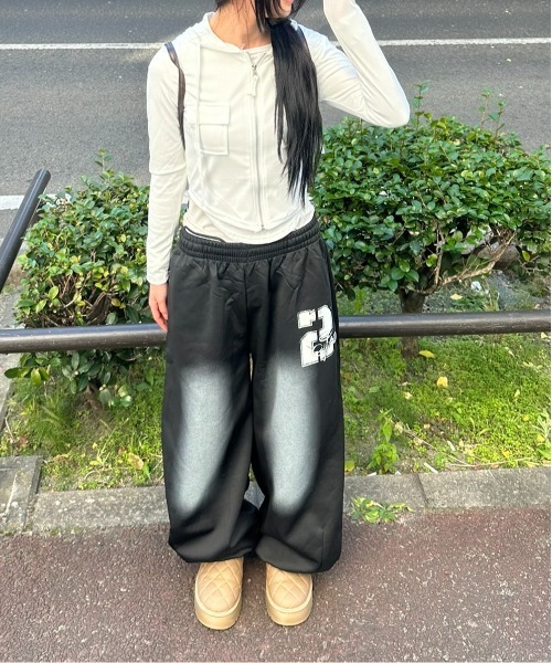 Vini(ヴィニ)の「ユニセックスイージーワイドスウェットパンツ(スウェットパンツ・レディース・ブラック・MEDIUM)」の3枚目の写真